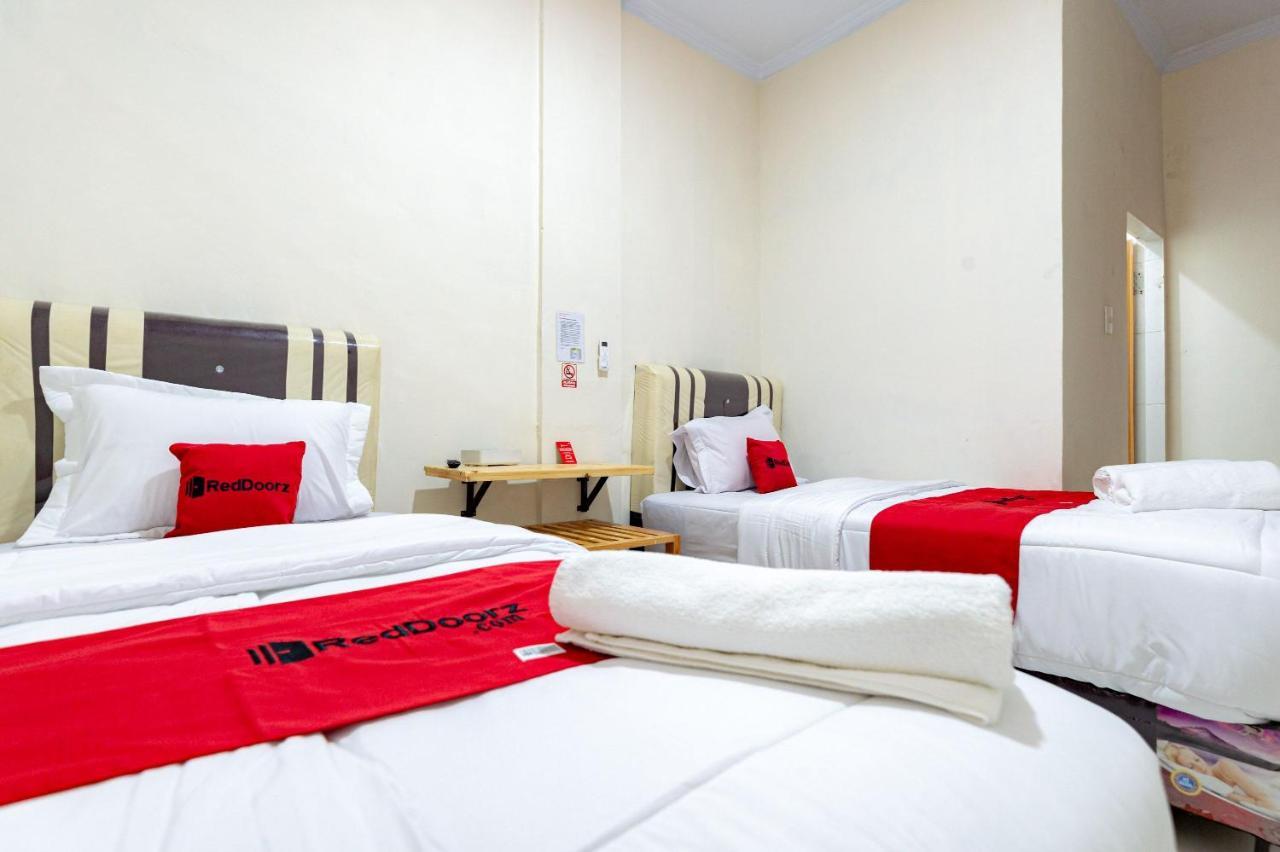Hotel Reddoorz @ Simpang Pemda Medan Exterior foto