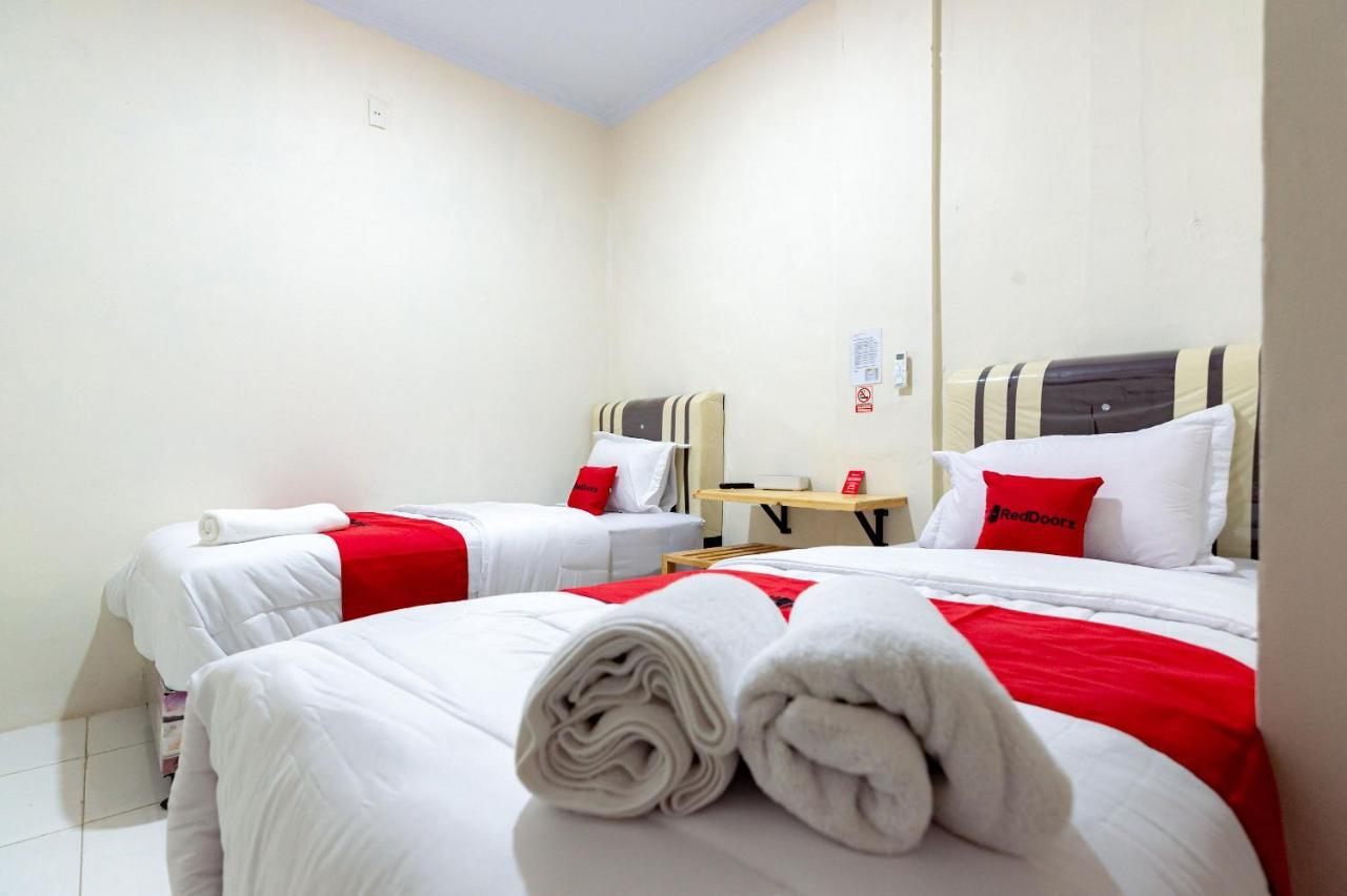 Hotel Reddoorz @ Simpang Pemda Medan Exterior foto